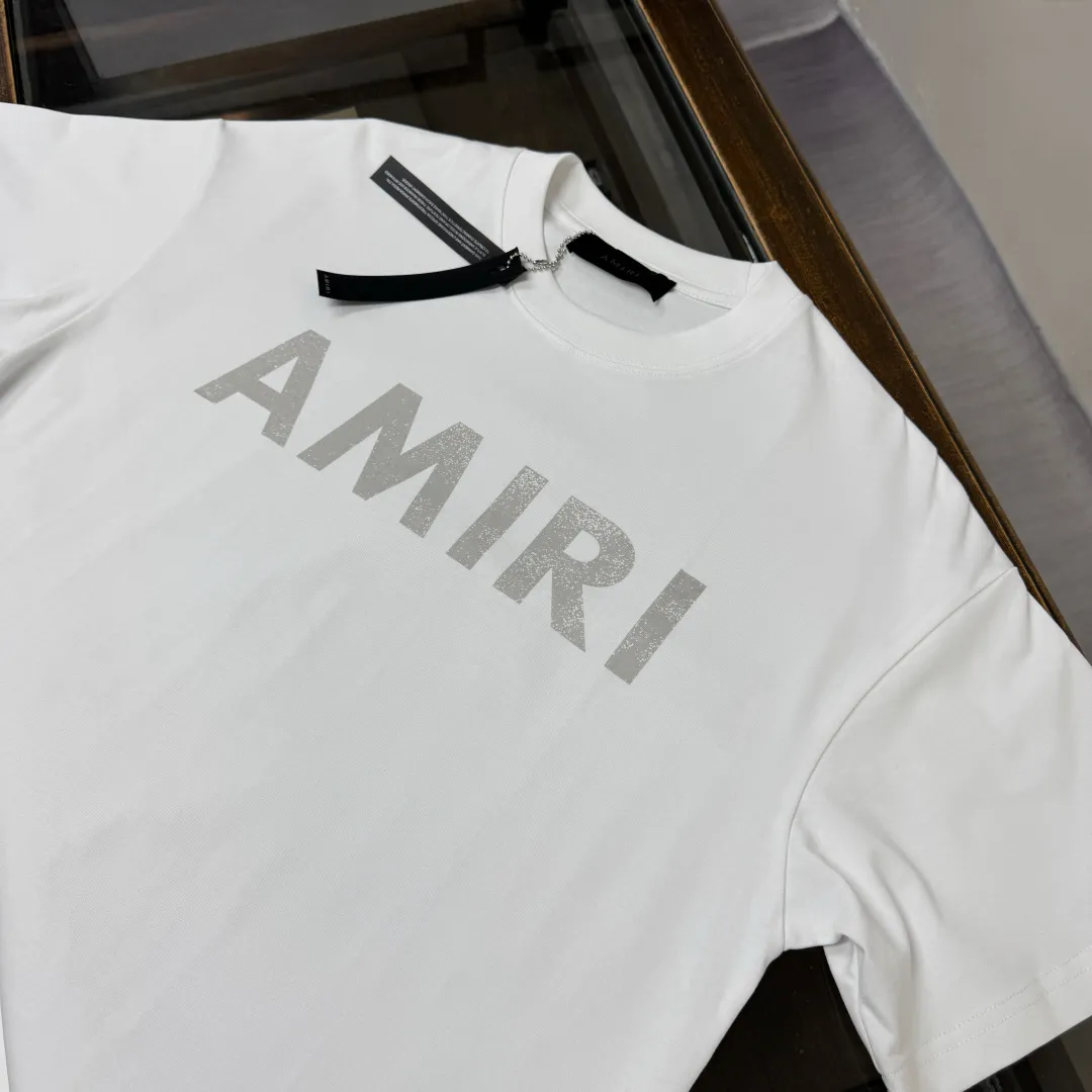 C⭐️AMIRI 26 spring and summer new products, the Newest Arrival short-sleeved round neck T-shirt ~ Same Style for men and women ~ Premium customized design, avant-garde and fashionable! Brand printed logo embellishment, Premium customized fabric, soft to the touch, comfortable to wear, imported high-end fabrics🔥The texture is very delicate, the details and craftsmanship are exquisite, the counter-level exquisite stitching, fine workmanship, and a highly moldable item, can be matched with any fashion, the fit is super good, a must-have item for trendy men! ! Color: Black White Brown Gray Size: XS S M L (OS loose version, please note your height and weight when placing an order)